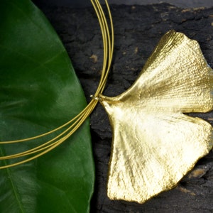 Collier de feuilles de Ginkgo Biloba de véritable plante de Gingko trempé dans de l'or. Bijoux naturels des bois. Symbole d'espoir, de paix, d'endurance et de vitalité image 3