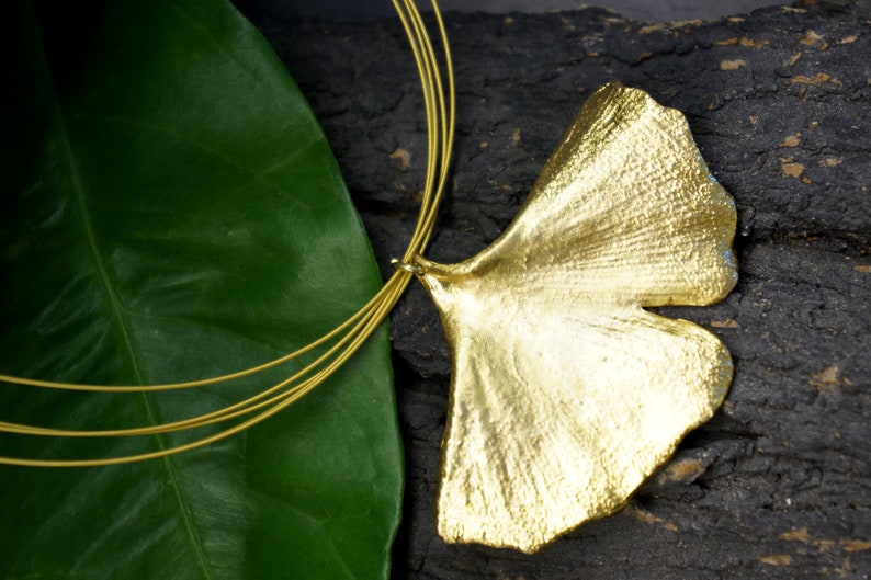 Collier de feuilles de Ginkgo Biloba de véritable plante de Gingko trempé dans de l'or. Bijoux naturels des bois. Symbole d'espoir, de paix, d'endurance et de vitalité image 3