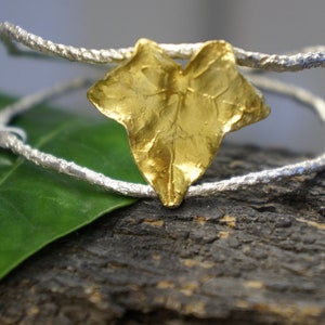 Pulseira Real Ivy Leaf. Galho de pinheiro em prata reciclada e símbolo de folha de hera dourada de vida, força, amizade e conexão