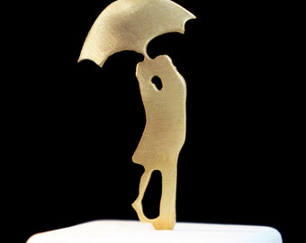 Minimal Lovers statue Couple Kissing Sculpture,Kiss in the rain art in paris. Perfect Lovers Gift and anniversary Unique Wedding Favors