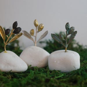 Escultura decorativa de rama de olivo dorada, estatua de árbol hecha a mano para decoración del hogar, regalo único, latón chapado en oro, diseño minimalista.