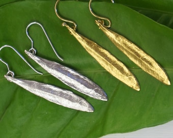 Boucles d'oreilles bijoux feuille d'olivier en argent sterling ou plaqué or 18 carats. Boucles d'oreilles botaniques minimalistes de Dame Nature Jewelry