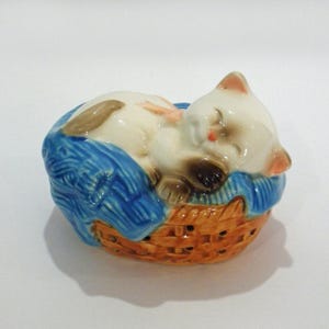 Cat Figurine: Potpourri Holder–Ceramic Siamese Kitten–Basket Blue Blanket–Vintage AVON 1983