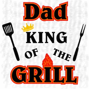 Puede incluir: Diseño gráfico con las palabras "Dad King of the Grill" en negro, rojo y naranja. Una corona amarilla, una espátula y un tenedor también están incluidos en el diseño. Adecuado para regalos del Día del Padre o entusiastas de la parrilla.