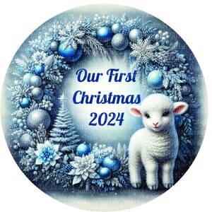 Nuestro primer adorno navideño Corona de cordero Círculo de oveja png jpg Posavasos de pizarra de sublimación Tarjetas Azul Plata Regalo Almohada Mantas Tazas 2024