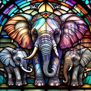 Puede incluir: Tres elefantes de vidrio coloreado, uno grande y dos más pequeños, con detalles intrincados y un fondo de arcoíris.