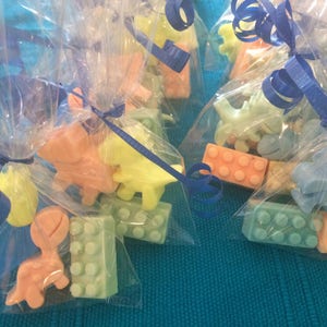 Super Soaps USA の恐竜と積み木型の手作り装飾石鹸