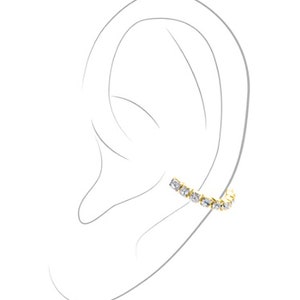 Puede incluir: Un juego de tres tazas de cerámica con un acabado mate moteado. Las tazas son en tonos crema, gris claro y gris oscuro. Cada taza tiene un diseño simple y minimalista, ideal para café o té.