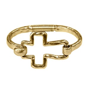 Peut inclure: Un bracelet doré avec un motif de croix ajourée. Le bracelet présente une finition texturée et un détail de fil métallique enroulé reliant les deux extrémités. La croix est le point central, avec un design simple mais élégant.