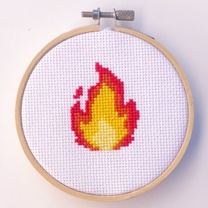 Eld Flamma Het Emoji Roligt Sött Korsstygnsmönster Direkt Nedladdning