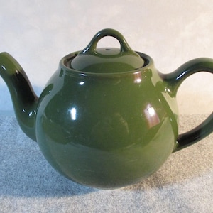 Puede incluir: Un juego de tres tazas de cerámica con un acabado mate moteado. Cada taza presenta un color diferente: azul claro, crema y gris. Las tazas tienen un diseño simple y moderno y un asa cómoda.
