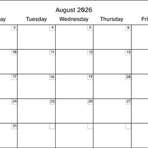 Può includere: Un calendario vuoto per agosto 2026, con una griglia per ogni giorno della settimana. I giorni della settimana sono in alto, e le caselle sono vuote. Il mese e l'anno sono visualizzati in alto.