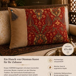 Könnte beinhalten: Ein rechteckiges Kissen in 45 x 60 cm mit einem rot-goldenen floralen Jacquardmuster auf einer Seite und einem beigen Samtpanel auf der anderen. Eine graue Quaste ist an der oberen Ecke befestigt. Der Text enthält Kissen HURREM.