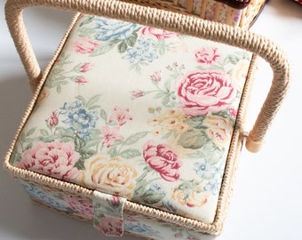 Vintage rieten en bloemen naaimand, VIntage Fournituren