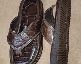 Sandalias de piel de cocodrilo: plantilla acolchada, suela ligera