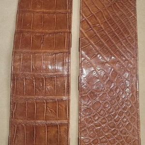 Puede incluir: Dos carteras de cuero marr&oacute;n con patrones de piel de cocodrilo. Las carteras est&aacute;n grabadas con el texto "M. Slaughter" y "G. Slaughter".
