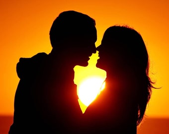 Peut inclure: Silhouette d'un couple s'embrassant, avec le soleil couchant en arrière-plan. L'image capture un moment romantique, les contours sombres des figures contrastant avec le ciel orange et jaune vif. La scène évoque l'amour et l'intimité.