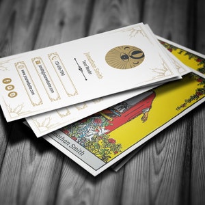 Pu&ograve; includere: Una pila di biglietti da visita e tarocchi. Il biglietto da visita riporta il nome "Jonathan Smith, Tarot Reader" e le informazioni di contatto. I tarocchi presentano illustrazioni colorate con tonalit&agrave; gialle e rosse.