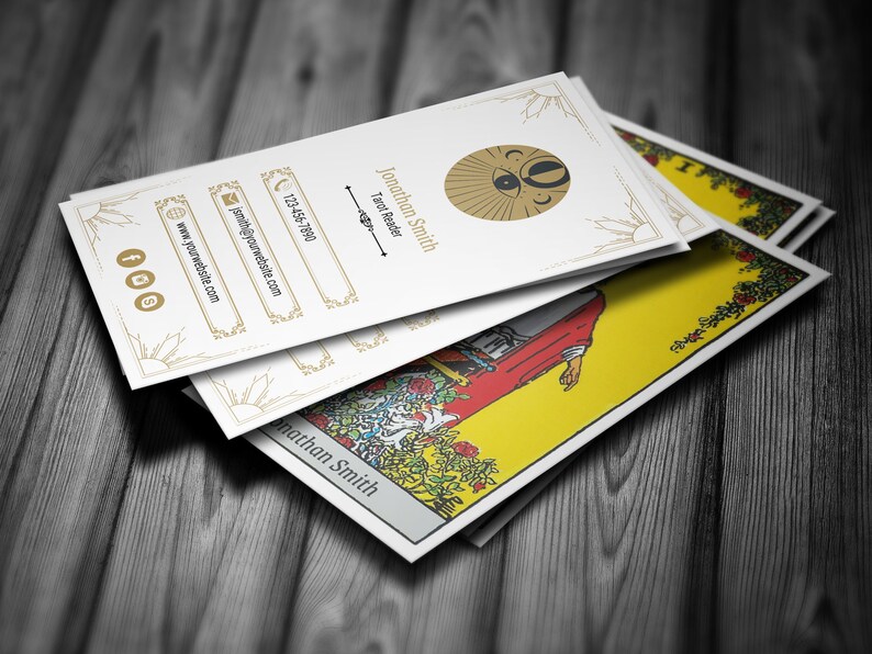 Pu&ograve; includere: Una pila di biglietti da visita e tarocchi. Il biglietto da visita riporta il nome "Jonathan Smith, Tarot Reader" e le informazioni di contatto. I tarocchi presentano illustrazioni colorate con tonalit&agrave; gialle e rosse.