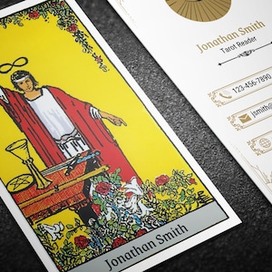 Pu&ograve; includere: Carta dei tarocchi con una figura in abito rosso che tiene una bacchetta, su sfondo giallo. La carta &egrave; contrassegnata con "I" e include il nome "Jonathan Smith" in basso. &Egrave; visibile anche un biglietto da visita con il nome "Jonathan Smith, Tarot Reader".