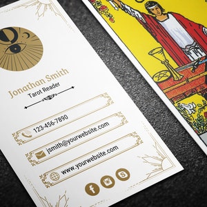 Pu&ograve; includere: Un biglietto da visita per Jonathan Smith, lettore di tarocchi, con un design celeste dorato e informazioni di contatto. Una carta dei tarocchi con sfondo giallo e una figura in abito rosso &egrave; visibile sullo sfondo.