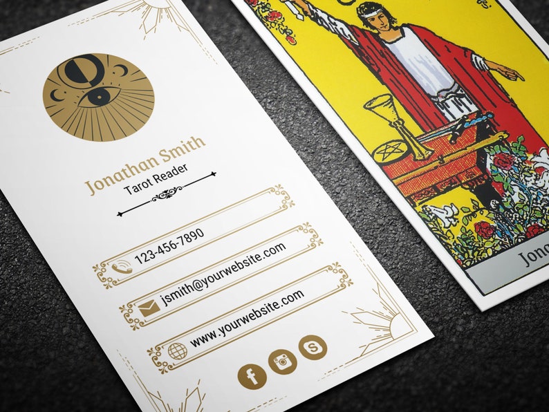 Pu&ograve; includere: Un biglietto da visita per Jonathan Smith, lettore di tarocchi, con un design celeste dorato e informazioni di contatto. Una carta dei tarocchi con sfondo giallo e una figura in abito rosso &egrave; visibile sullo sfondo.