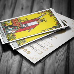 Pu&ograve; includere: Una pila di biglietti da visita con un design di carte dei tarocchi. La carta in alto mostra un'illustrazione dei tarocchi con sfondo giallo e il numero romano "I". Le carte includono anche il nome "Jonathan Smith" e i dettagli di contatto.