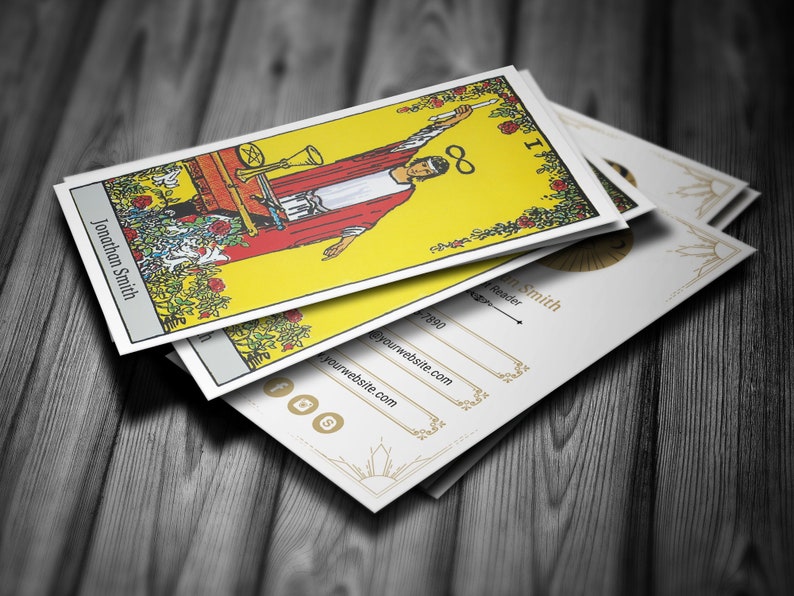 Pu&ograve; includere: Una pila di biglietti da visita con un design di carte dei tarocchi. La carta in alto mostra un'illustrazione dei tarocchi con sfondo giallo e il numero romano "I". Le carte includono anche il nome "Jonathan Smith" e i dettagli di contatto.