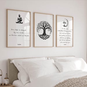 Pode incluir: Três quadros de arte de parede com ilustrações em tinta preta sobre fundo branco. A impressão da esquerda mostra uma silhueta de Buda com o texto Our life is shaped by our mind; we become what we think. A do centro mostra uma árvore da vida.