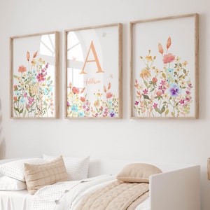Bunte Blumen Kinderzimmer Drucke Benutzerdefinierte Baby Mädchen Initiale Name Zeichen Schmetterling Baby Zimmer Wand Kunst Set von 3 über Krippe Brief Dekor neue Mutter Geschenk