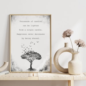 Peut inclure: Impression encadrée avec une illustration d'arbre et le texte "Des milliers de bougies peuvent être allumées à partir d'une seule bougie. Le bonheur ne diminue jamais en étant partagé." Vases décoratifs et fleurs séchées sur une table en bois.