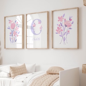 Juego de 3 impresiones de letras y nombres personalizados en lavanda para dormitorio de niña con diseño de flores en color rosa pastel, lila y morado Descarga digital