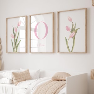 Juego de 3 impresiones de iniciales florales para decoración de dormitorio de niña con letras y nombres personalizados, arte de pared con tulipanes y niña, descarga digital