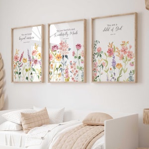 Puede incluir: Tres impresiones enmarcadas con diseños florales de acuarela y citas inspiradoras. Las citas son "Eres amado más allá de toda medida", "Eres hecho de manera asombrosa y temible", y "Eres un hijo de Dios".