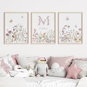 Conjunto de arte de berçário de menina boho personalizada com 3 impressões de flores silvestres com letras e sinal de nome Presente de bebê inicial personalizado arte de parede download digital