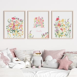 Coloridos estampados florales de vivero, acuarela del nombre del bebé, conjunto de arte de pared de 3 flores silvestres brillantes, decoración de letras iniciales, descarga digital