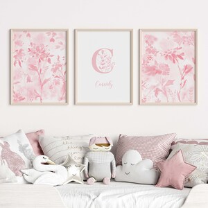 Arte de la pared del vivero floral rosa rubor, conjunto personalizado de 3 impresiones de la habitación de la niña, acuarela del nombre de la letra de la flor, descarga digital