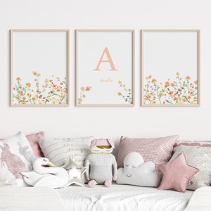 Impresiones de acuarela de nombre inicial floral, conjunto de arte de pared de guardería para niñas de 3, carta de flores silvestres, decoración de habitación de bebé, descarga digital