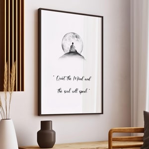 Op de afbeelding: Zwart-witte aquarel-illustratie van een persoon die op een heuvel zit met een volle maan erachter. De quote "Stel de geest stil en de ziel zal spreken." staat onder de afbeelding.
