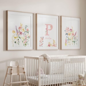 Arte de pared con inicial de flor silvestre para niña, impresiones florales personalizadas con letras, juego de 3, acuarela personalizada, nombre de niña, descarga digital