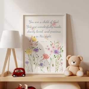 Póster de niña cristiana con estampado floral de las Escrituras, versículo bíblico de flores, decoración de guardería, eres un hijo de Dios, Salmo 139, arte de pared para guardería descargable