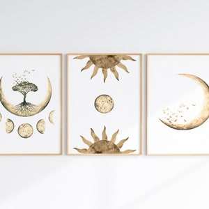 以下が含まれることがあります： 天体イメージを特徴とする水彩画のプリント3枚セット。最初のプリントは、5つの小さな月で囲まれた、中心から木が生えている三日月を描いています。2枚目のプリントは、下に満月が1つある太陽を描いています。3枚目のプリントは、鳥が飛び出している三日月を描いています。