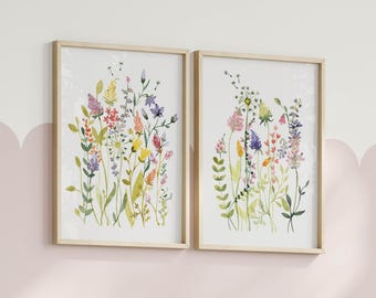 Set di 2 stampe floreali colorate ad acquerello per la cameretta di una bambina.