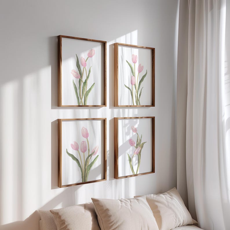 Puede incluir: Cuatro impresiones enmarcadas de pinturas de acuarela de tulipes rosas con tallos y hojas verdes. Las impresiones est&aacute;n dispuestas en una cuadr&iacute;cula en una pared blanca.