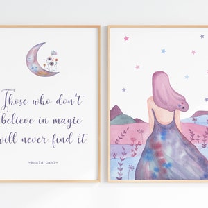 Könnte beinhalten: Zwei Aquarelldrucke mit einem fantasievollen Thema. Der erste Druck zeigt einen Halbmond mit Blumen und das Zitat „Diejenigen, die nicht an Magie glauben, werden sie nie finden - Roald Dahl -“. Der zweite Druck zeigt eine Frau mit langen lila Haaren, die in einem Feld mit lila, blauen und grünen Hügeln im Hintergrund steht. Am Himmel sind Sterne zu sehen.