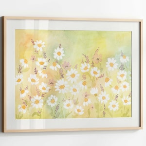 Op de afbeelding: Een aquarel schilderij van een veld met witte madeliefjes met gele centra. De madeliefjes zijn geschilderd in een losse, impressionistische stijl, en de achtergrond is een zacht geel en groen.