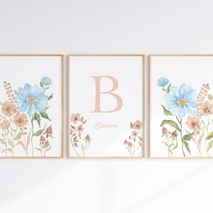 Aangepaste bloem babymeisje naam muurkunst set van 3, wilde bloemen kinderkamer prints, bloemen voorletter en naambord, digitale download