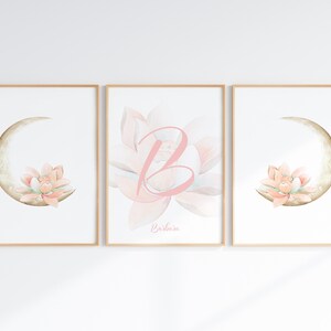 Conjunto de 3 arte de parede celestial para berçário de meninas, letra inicial, impressões de lua e flor de lótus, decoração de berçário Boho, arte de download digital