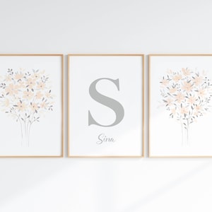 Conjunto de arte de pared inicial de bebé personalizado de 3 letras y nombres de color rosa y gris rubor, decoración de guardería de niña floral, regalo de bebé personalizado digital