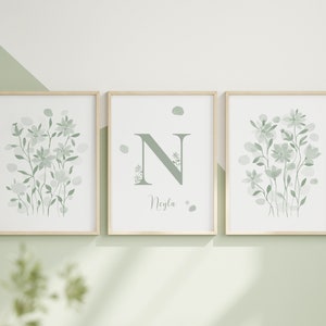 Sage Grün Kinderzimmer Drucke Personalisierte Blumen Brief und Name Zeichen Wand Kunst 3er-Set für Baby Zimmer Greenery Dekor Digitaler Download Kunstwerk